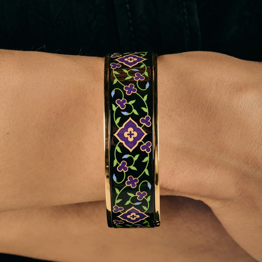 Beautiful bangle, new in the box. Dimension is 6.5mm. Genuine enamel